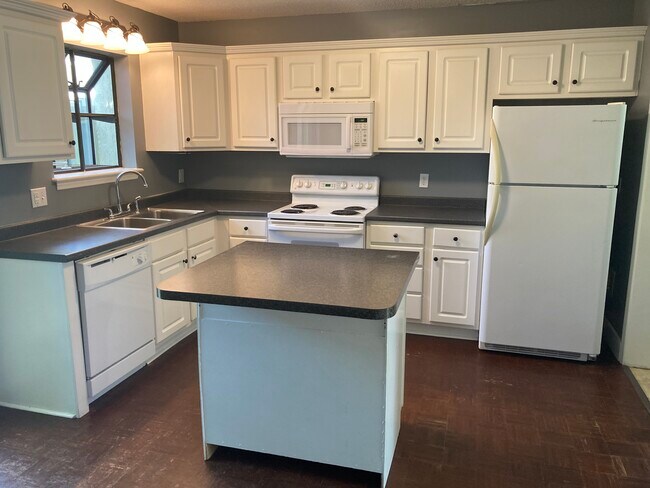 Kitchen - 442 Cobblestone Dr
