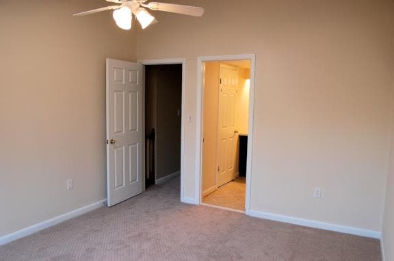 Master bedroom w/ bath - 2667 Chancer Dr