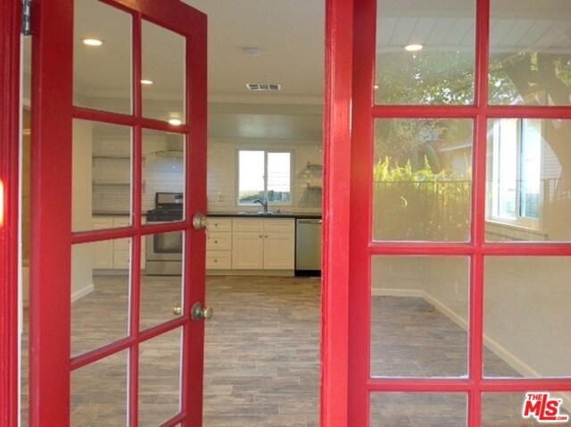 Building Photo - 1112 E Lexington Dr