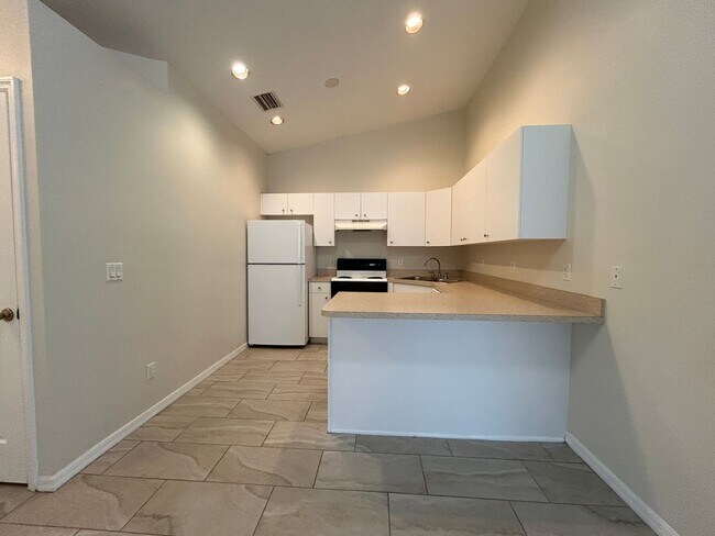 Building Photo - 2 Bedroom plus a DEN 2 Bath 1 Car Garage Duplex Cape Coral