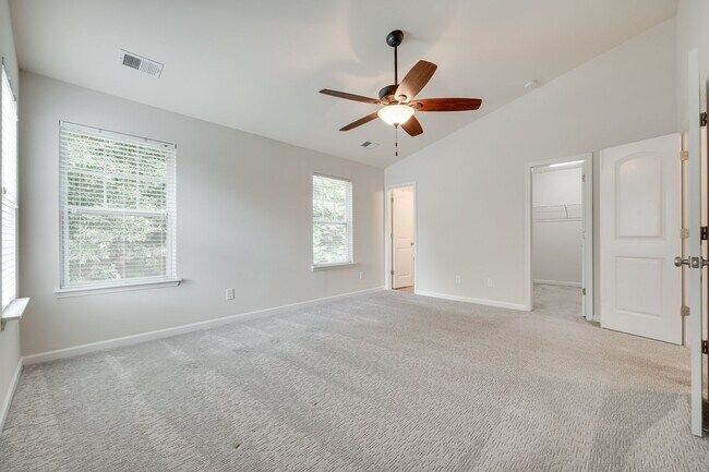 Building Photo - Beautifully maintained 3-bedroom, 3 bath e...