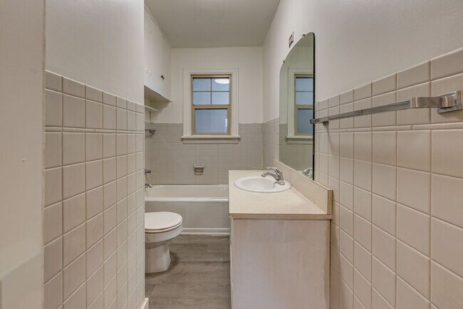 Building Photo - 1137 SE Uglow Ave