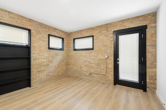 Building Photo - 2111 W Augusta Blvd
