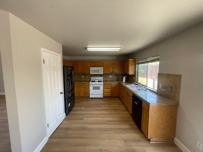 Kitchen with new flooring - 3978 Seagull Ct