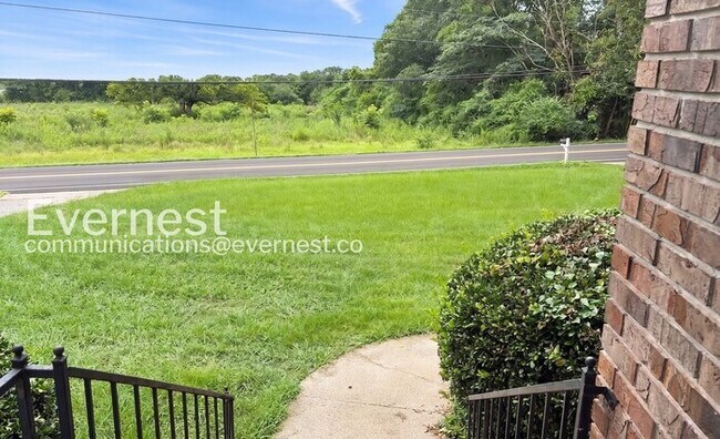 Building Photo - 3 Bed, 2 Bath Home with Deck and Off-Street Parking / Pet-friendly / Available Now!