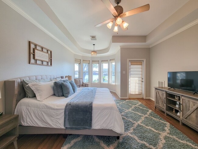 Building Photo - Beautifully designed waterfront property w...