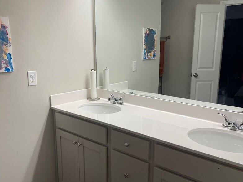 Building Photo - 2816 Ridgeview Dr SW