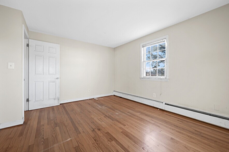 Building Photo - 340 Charter Oak St