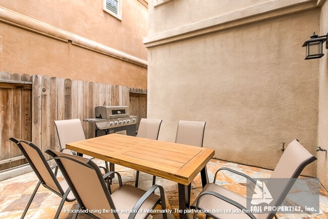 Building Photo - Gorgeous, Large downtown Huntington Beach Vacation Rental