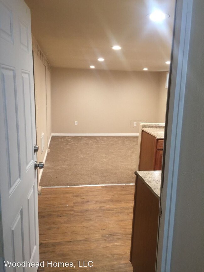 Building Photo - 815 E 8th Ave