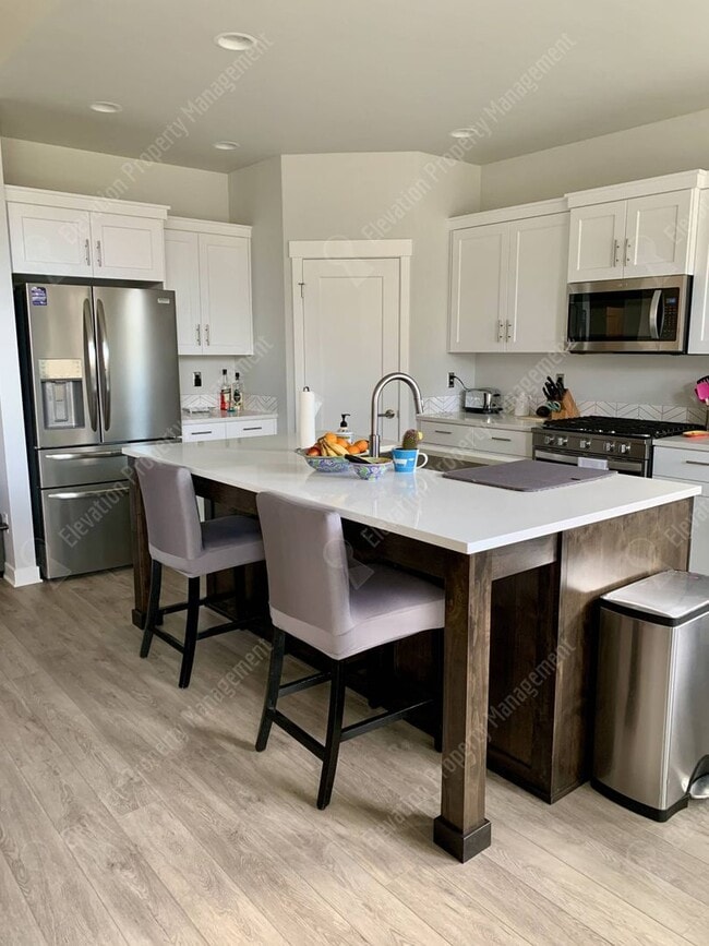 Building Photo - Beautiful 3 BR single-level UNFURNISHED home in SW Redmond!