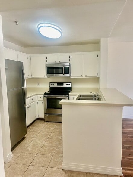 Building Photo - 8889 Caminito Plaza Centro