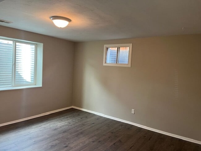 Building Photo - Lovely 5-bedroom, 2-1/2 bath home.  Centrally-located in Longmont with convenient access to shopp...