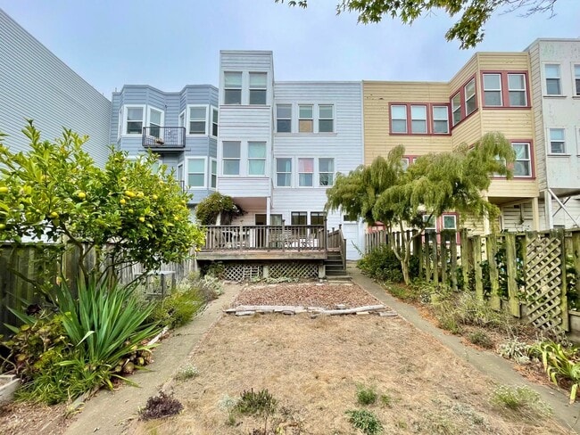 Building Photo - Charming Garden Apartment w/Deck, Prime Inner Richmond Location PROGRESSIVE