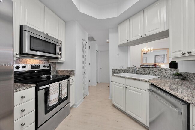 Building Photo - 888 Brickell Key Dr