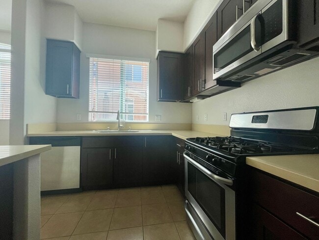 Building Photo - 3 Bed, 3 Bath Gated Modern Townhome –  2-Car Garage, 2 Balconies, All Appliances & AC