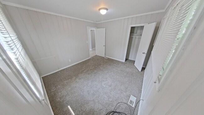 Building Photo - "4-Bedroom Home on Maple Street – Cozy Living Awaits in Roseville!"