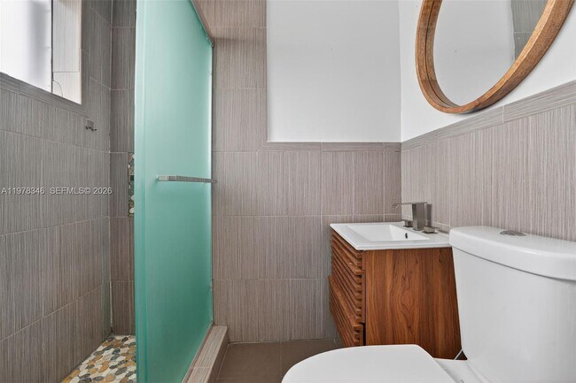 Building Photo - 425 NE 114th St