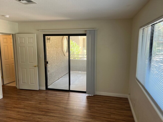 Building Photo - Ground Floor Condo. Granite Kitchen. Upgra...