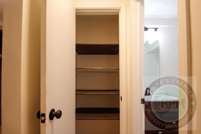 Building Photo - Spacious 4-bedroom, 3-bath home in Omaha