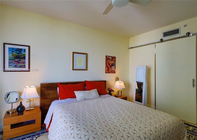 Building Photo - 1750 N Bayshore Dr