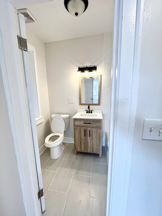 Building Photo - 1148 N Lawndale Ave