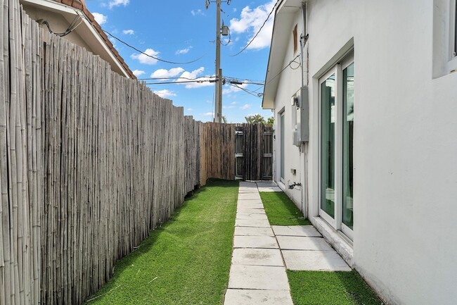 Building Photo - 2233 SE 15th St