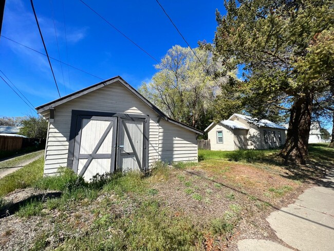 Building Photo - Cottage Style 1 Bed Home with a Large Yard & Storage Shed for Rent