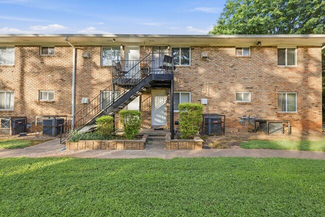 Building Photo - 1621 Line Cir