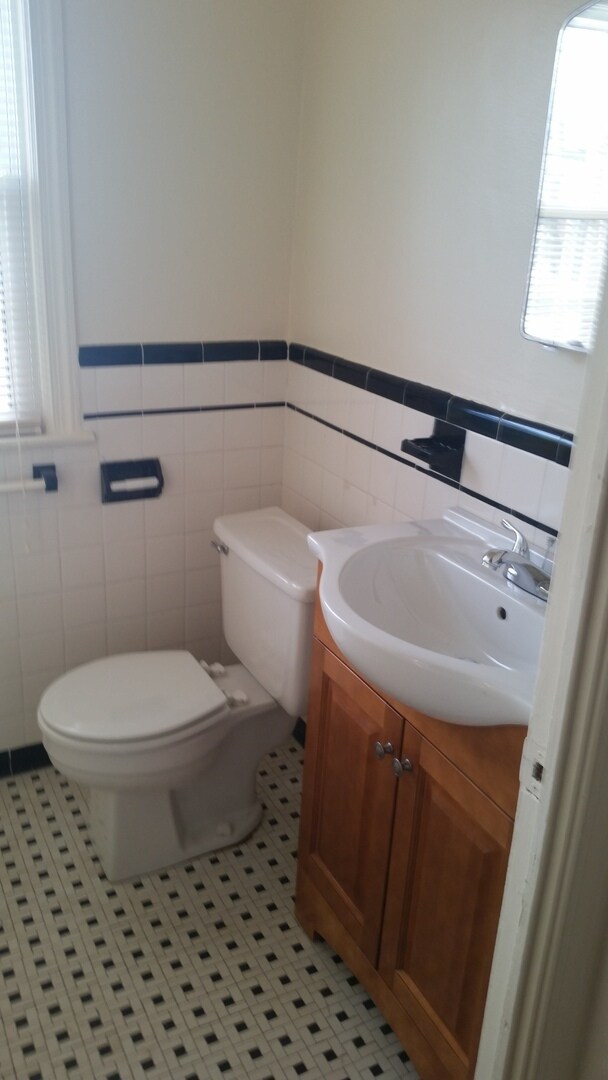 Building Photo - Semi-Deteched Near Hunington Metro!!