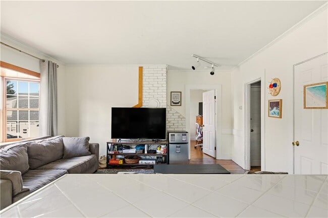 Building Photo - 13 Holland St