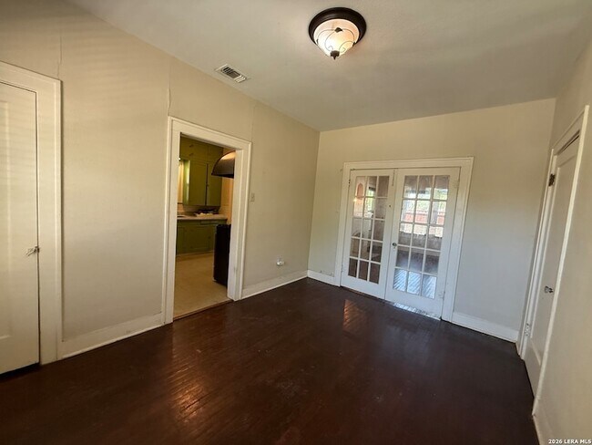 Building Photo - 630 W Gramercy Pl