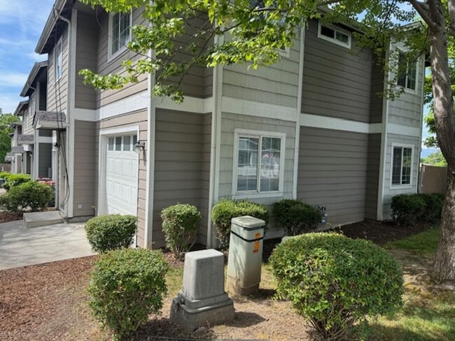 Building Photo - COMING SOON - 3 BEDROOM TOWNHOME W/ GARAGE- FRESH PAINT AND NEW FLOORING