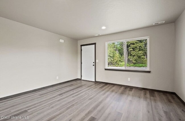 Building Photo - Home in Spirit Lake!