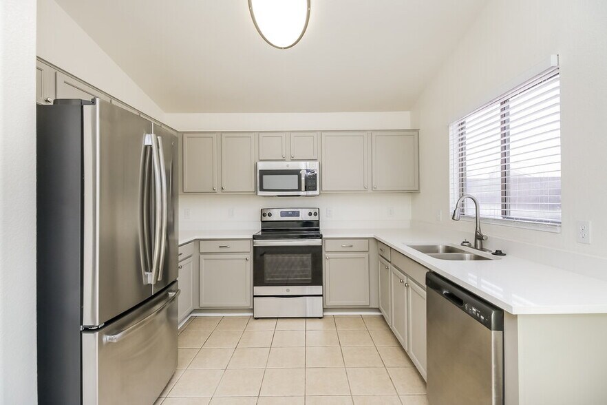 Building Photo - 977 E Graham Ln