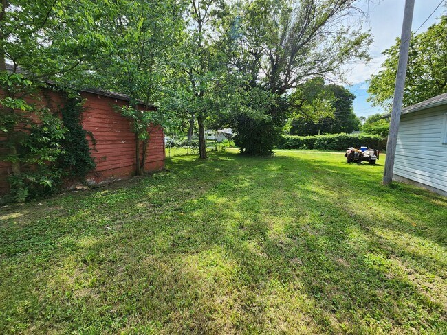 Building Photo - Spacious 2-Bedroom, 1-Bathroom Home AVAILABLE NOW!!