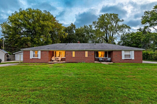 Building Photo - 8254 Mary Ann Ave