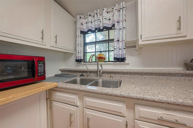 Building Photo - 2520 Richmond St