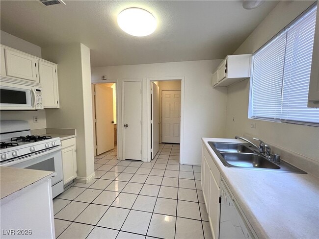 Building Photo - 4548 Aviation St