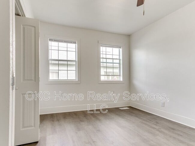 Building Photo - 1812 W Noble Ave