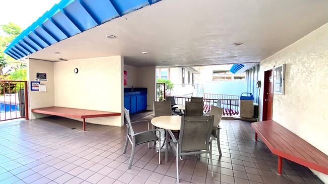 Building Photo - IDEALLY LOCATED 1 BED 1 BATH with 1 PARKIN...