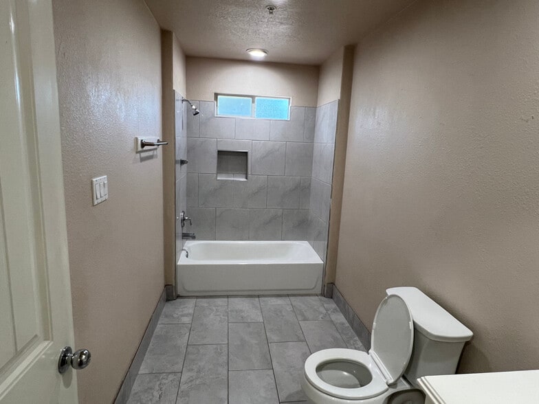 Building Photo - 19990 Ravenwood Dr