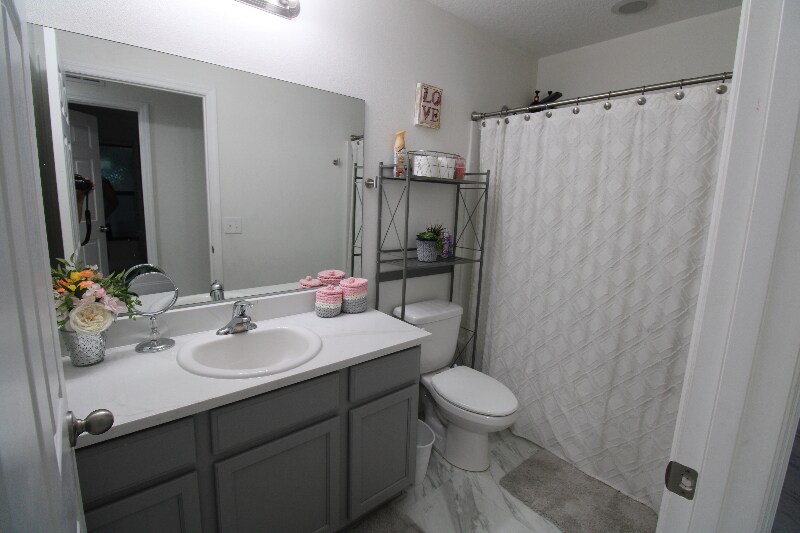 Building Photo - 600 Swallowtail Dr