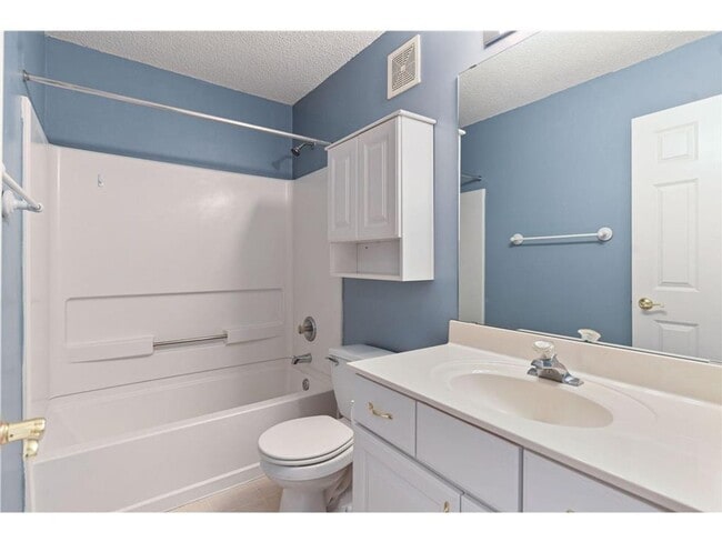 Building Photo - 2 BR/3 BA Townhome in Lakeville!