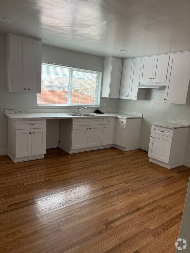 Building Photo - 1694