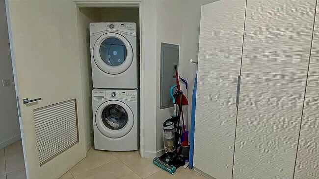 Building Photo - 401 N Birch Rd