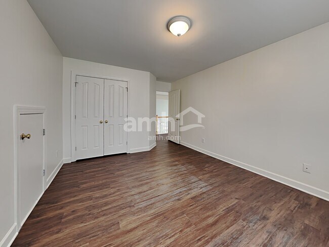 Building Photo - 300 Lucas Park Dr