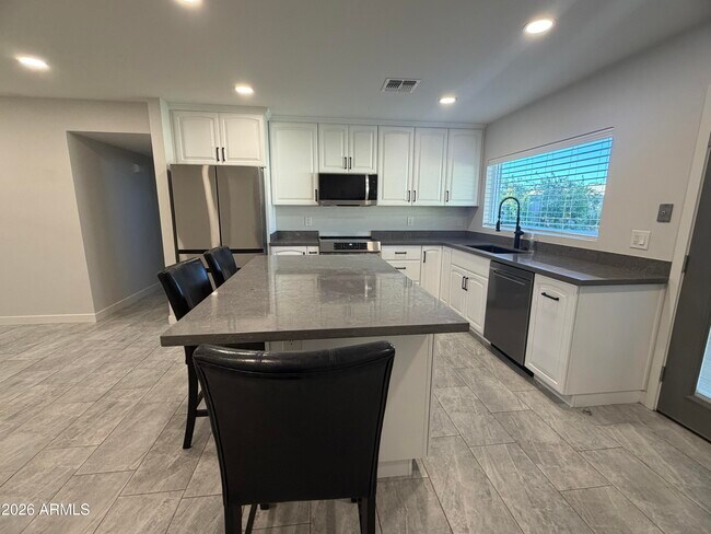 Building Photo - 4140 W Paradise Dr