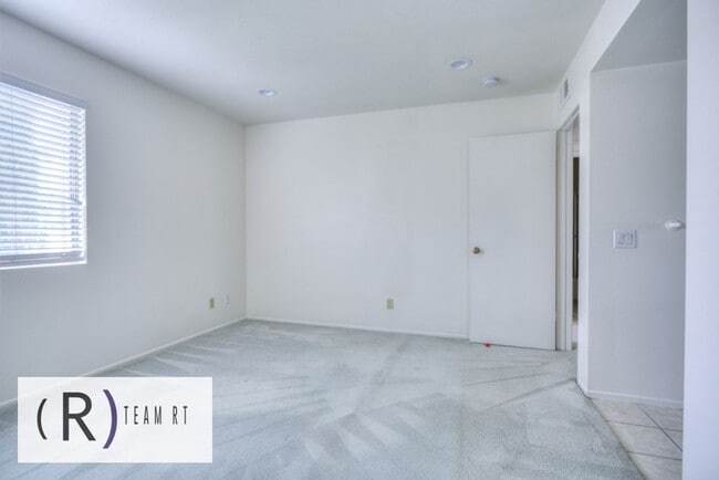 Building Photo - A Charming Condominium in a Quiet and Desi...