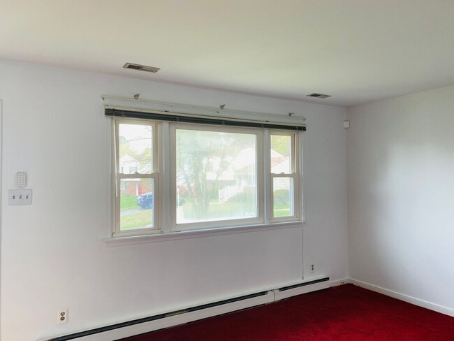 Building Photo - Very Spacious 3bdrm/1.5bath Tri-level Loca...